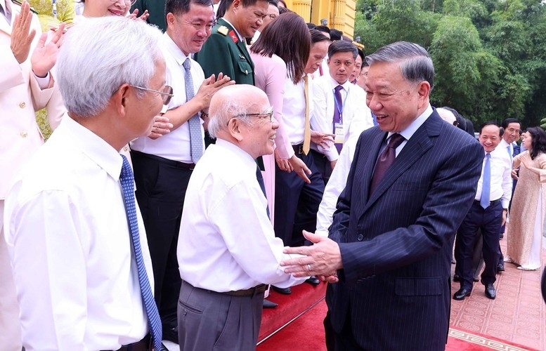 Tổng Bí thư, Chủ tịch nước Tô Lâm với các nhà báo tiêu biểu. Ảnh: TTXVN