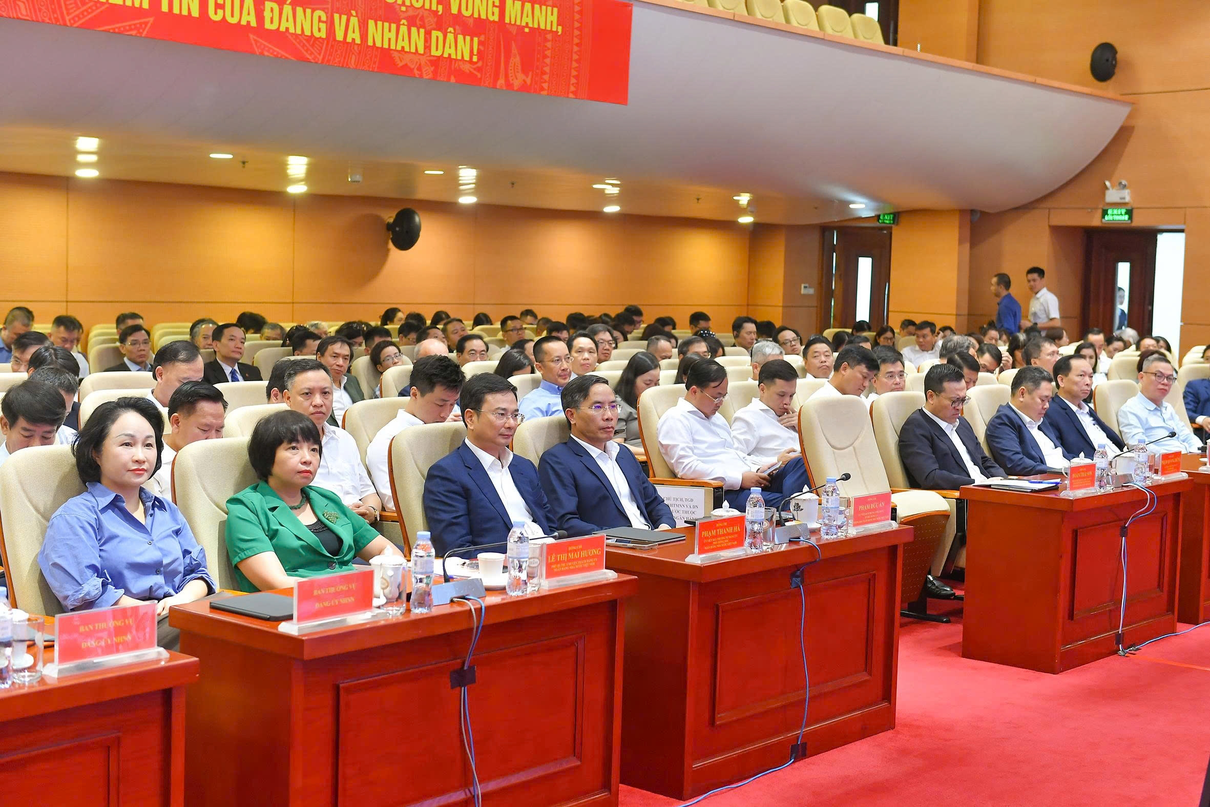 Ban Lãnh đạo NHNN và lãnh đạo các đơn vị tham dự Hội nghị Ban Lãnh đạo NHNN và lãnh đạo các đơn vị tham dự Hội nghị