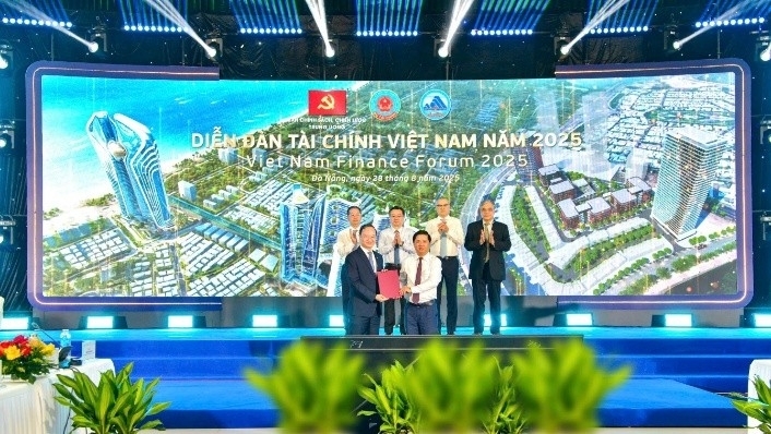 Ông Lê Quang Vinh - Tổng Giám đốc Vietcombank (bên trái) và ông Lương Nguyễn Minh Triết - UV dự khuyết BCH TW Đảng, Chủ tịch UBND TP Đà Nẵng trao biên bản ghi nhớ hợp tác trước sự chứng kiến của Đoàn Chủ toạ phiên toàn thể Diễn đàn tài chính thường niên Việt Nam năm 2025