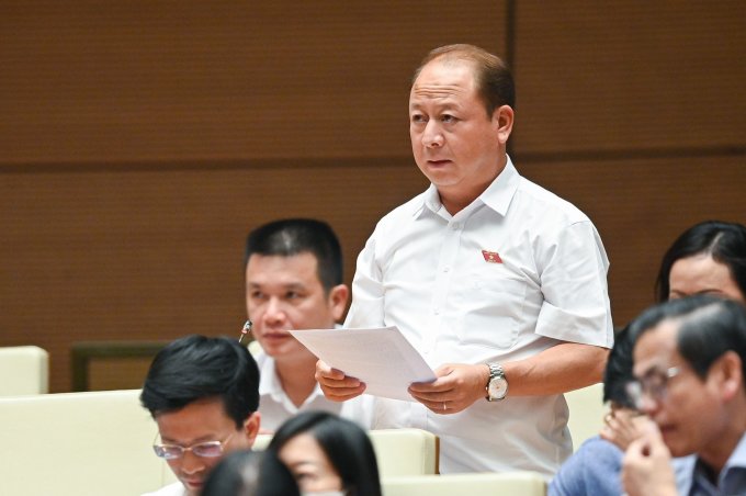 Đại biểu S&amp;ugrave;ng A Lềnh - Đo&amp;agrave;n đại biểu Quốc hội tỉnh L&amp;agrave;o Cai tại Phi&amp;ecirc;n chất vấn.